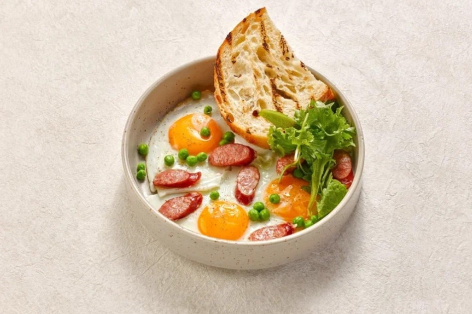 Яичница с охотничьими колбасками