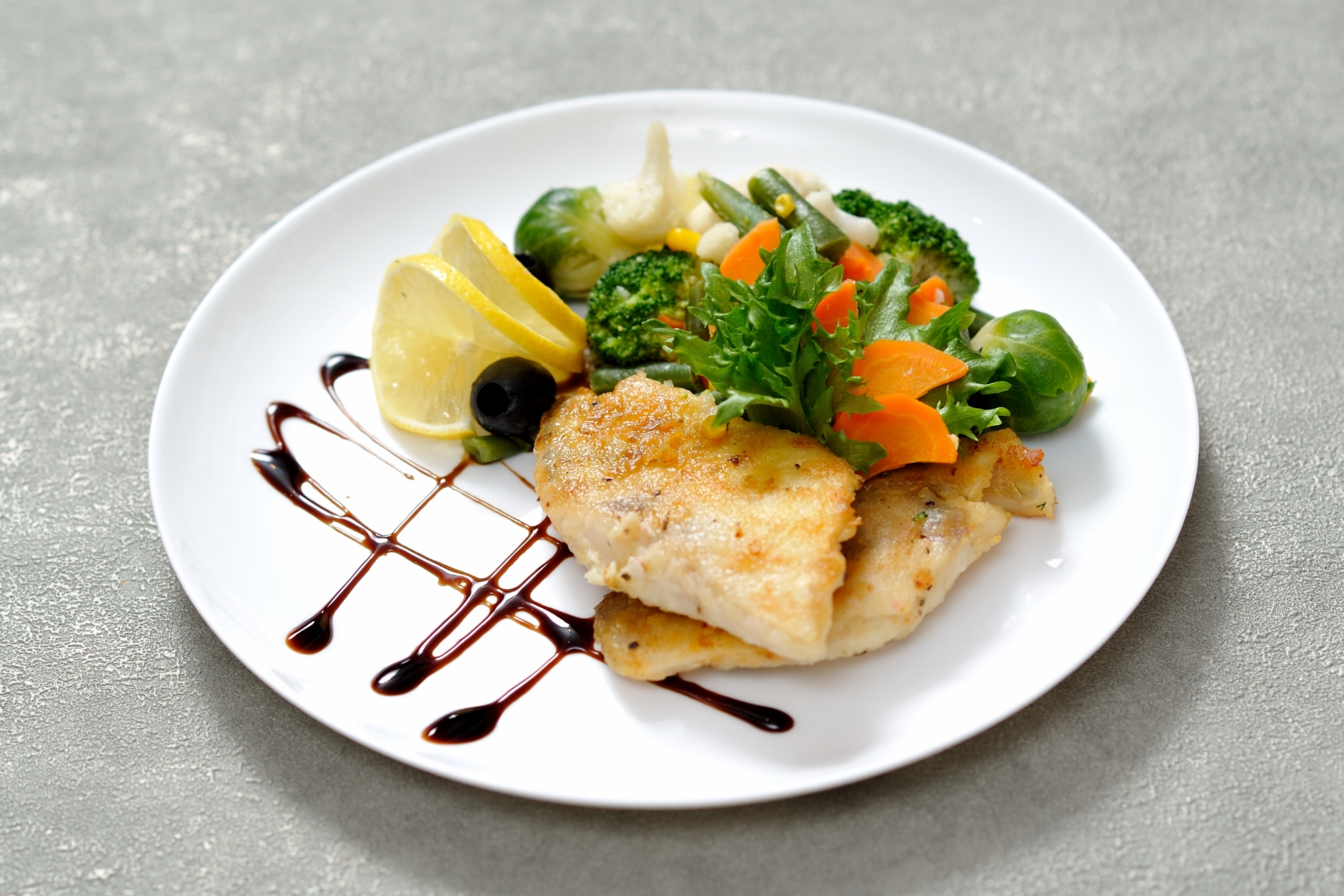 Филе судака с овощами