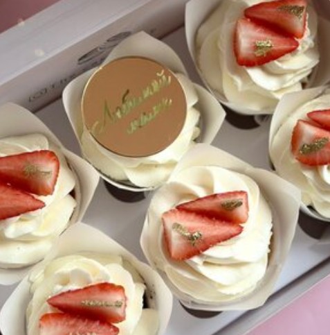 Капкейки Маме с клубникой