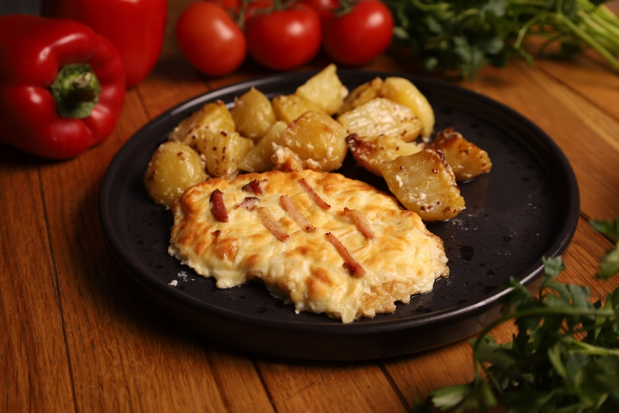 Отбивная куриная с беконом