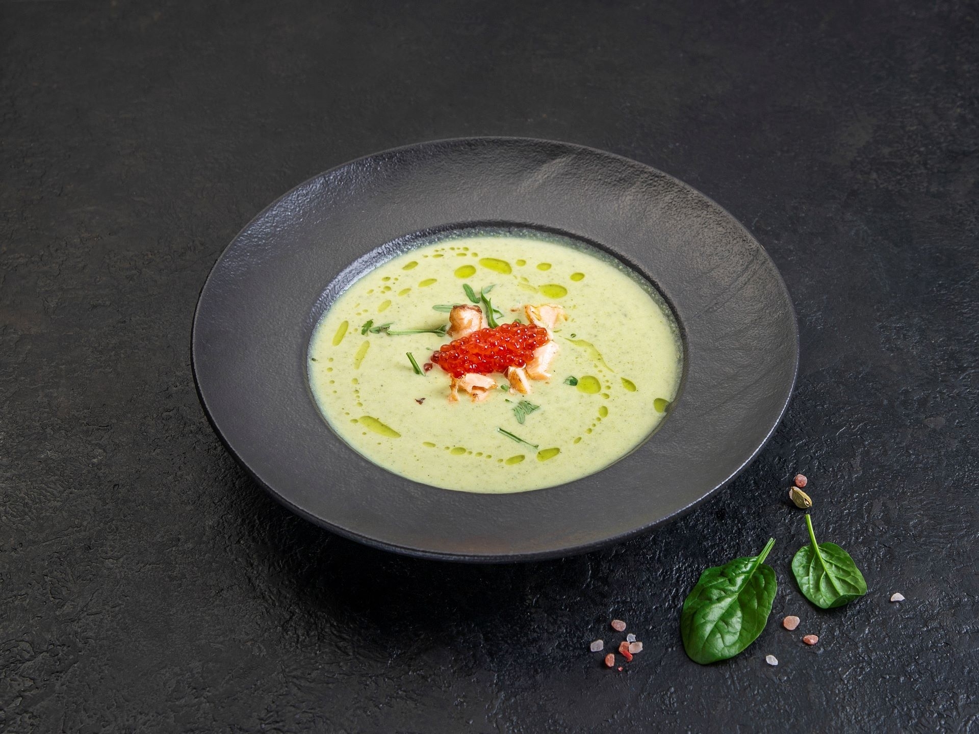 Крем-суп из брокколи с лососем и икрой