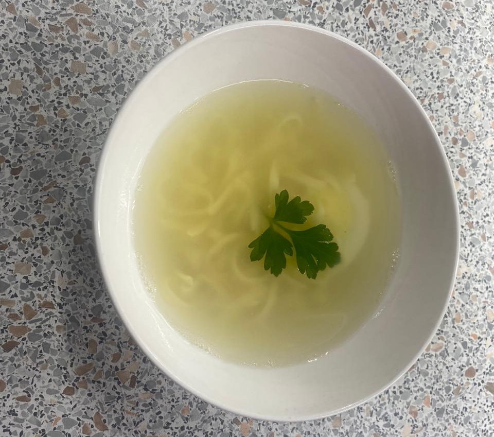 Куриный бульон с лапшой