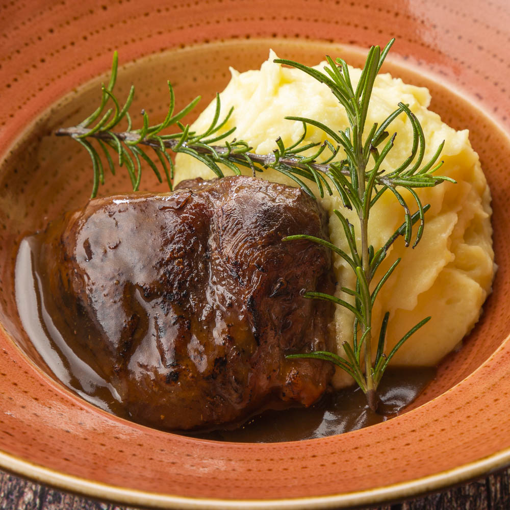 Телячьи щёчки с Демиглас и картофельным пюре