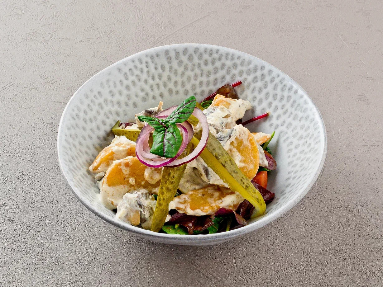 Теплый салат с запеченным картофелем, шампиньонами и маринованными огурцами