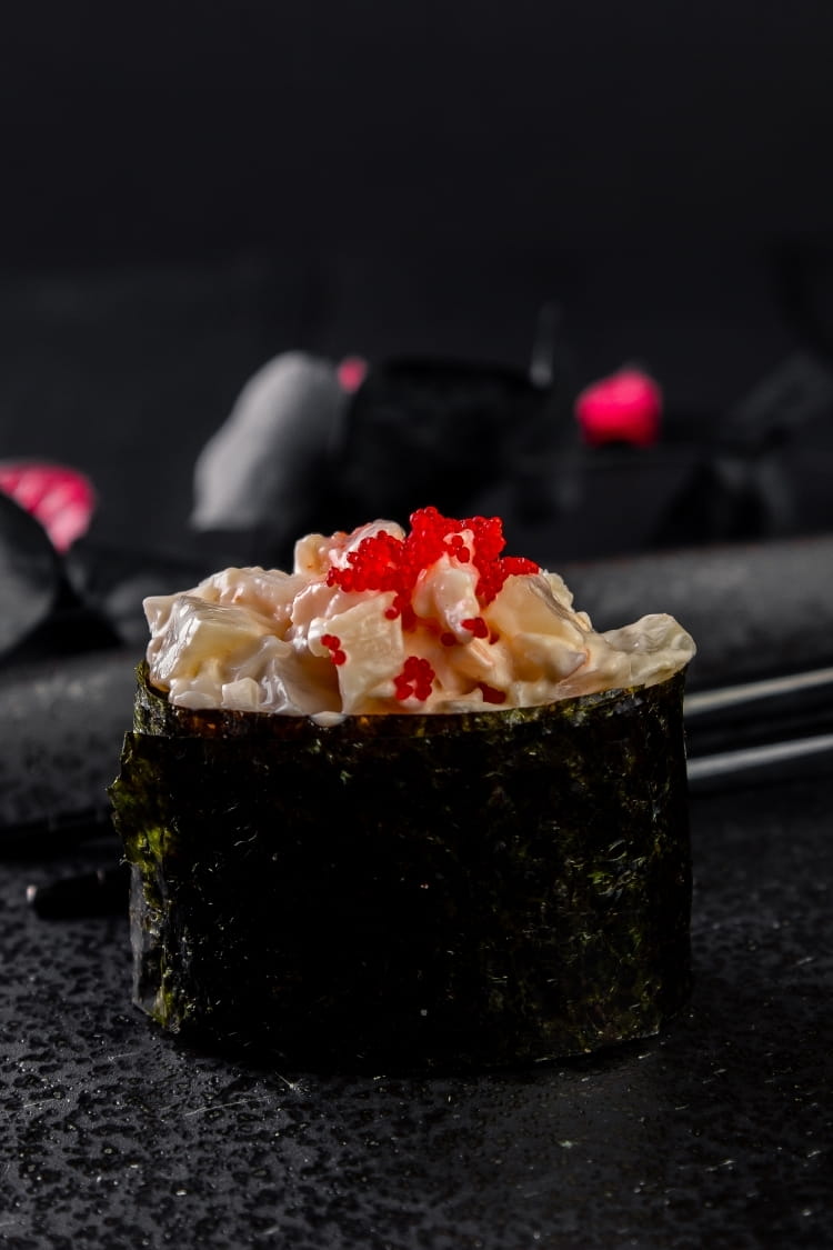 Гункан с креветкой и гребешком