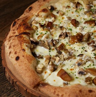 Пицца с белыми грибами