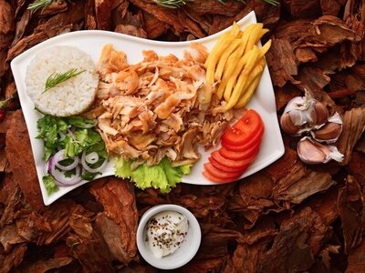 На тарелке с курицей