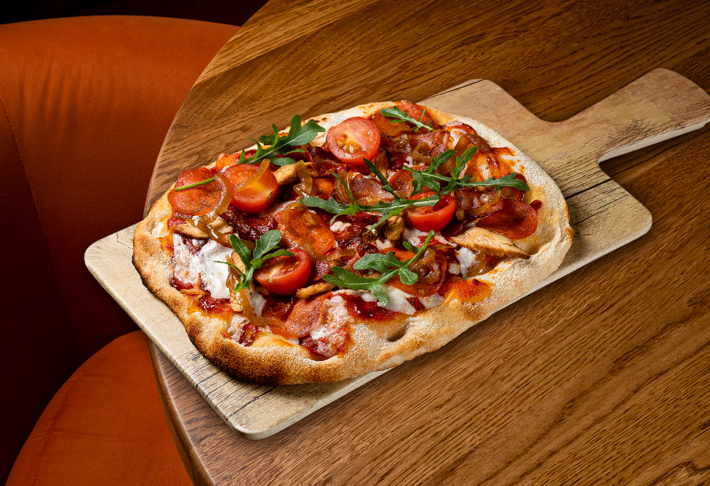 Римская пицца мясная с луком Бальзамик