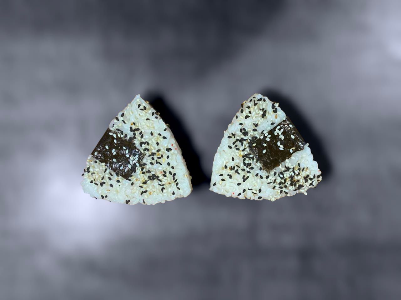 Онигири со спайси-лососем