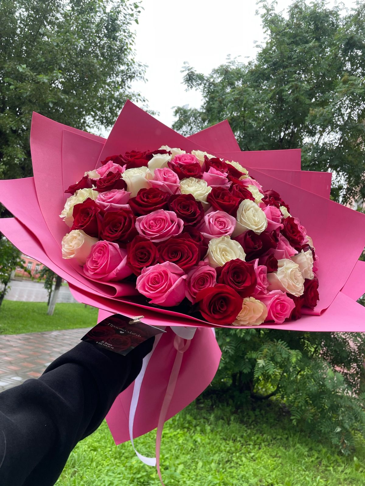 75 роз в оформлении