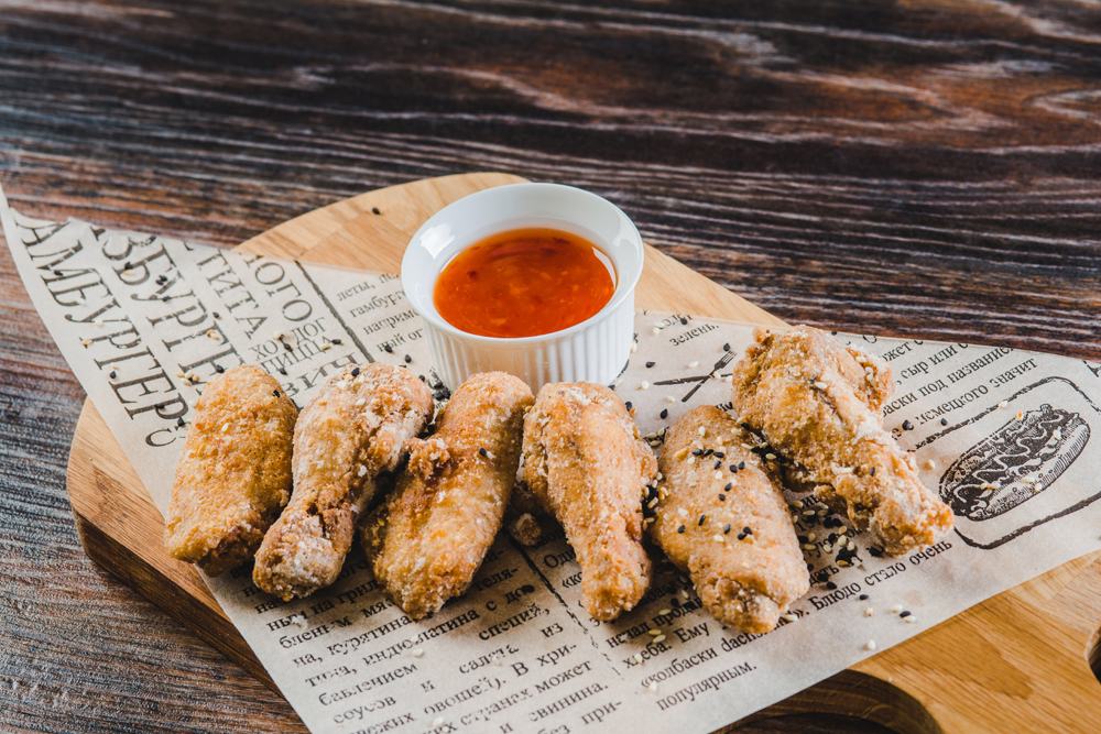 Куриные крылья фри со сладким соусом "Чили"