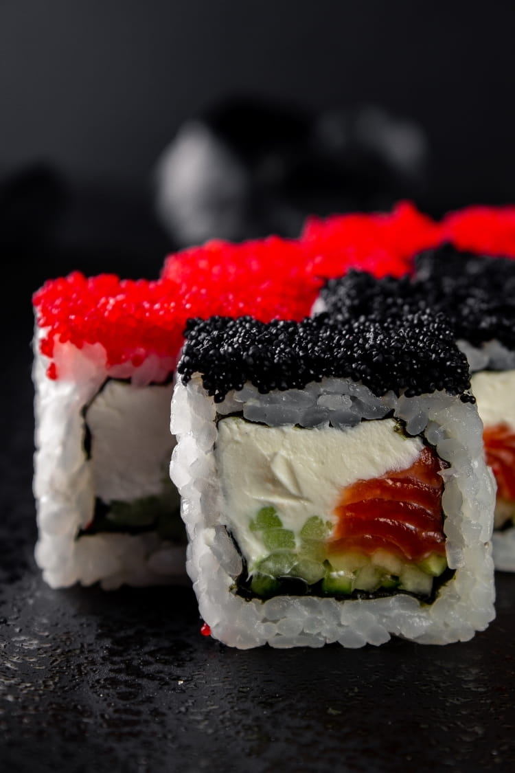 Ролл с черной и красной масаго