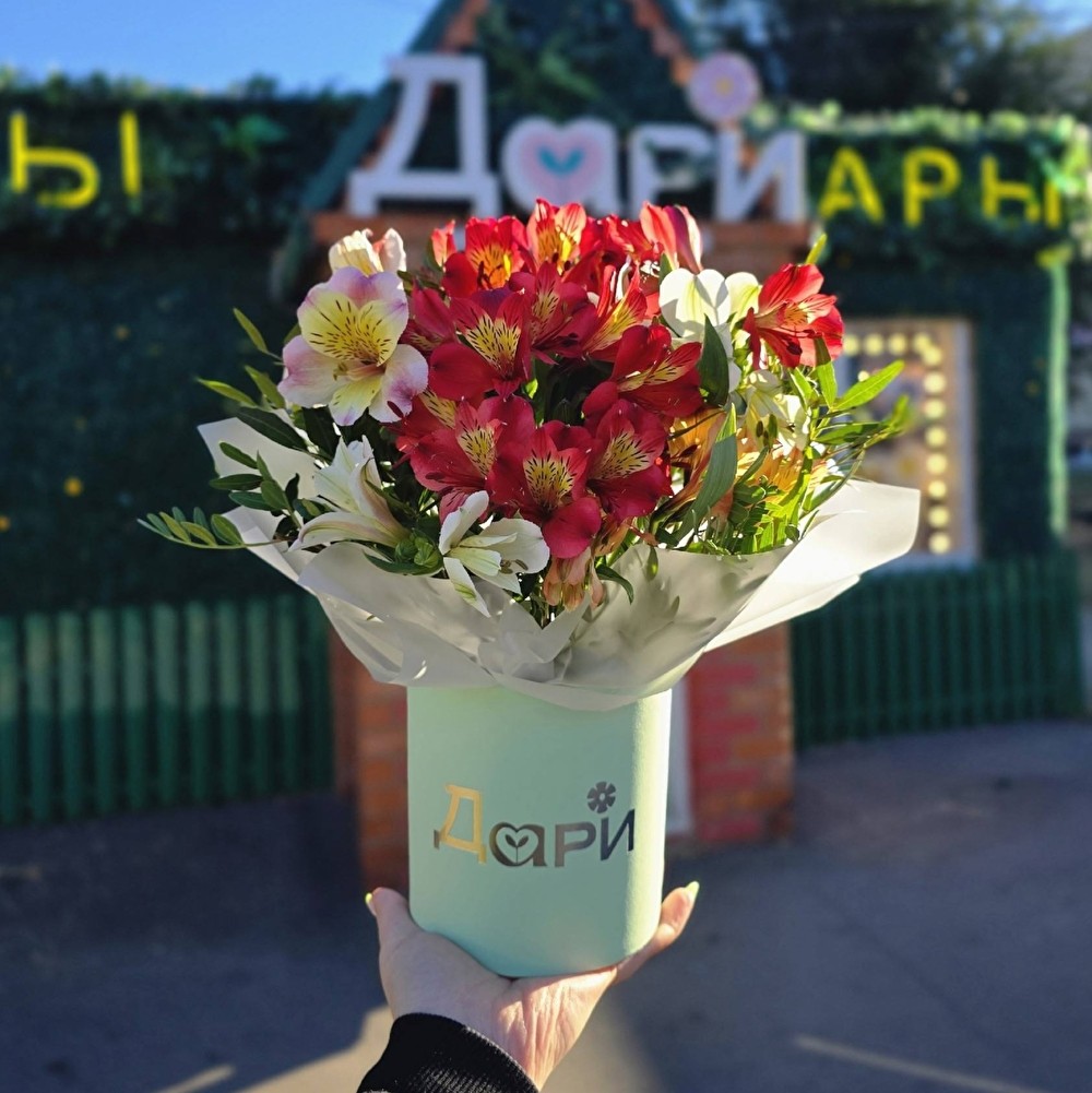 №103 Альстромерии в коробочке