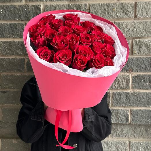 Букет из 25 красных роз в стильной упаковке