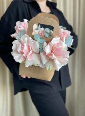 Французская роза с эвкалиптом в сумочке