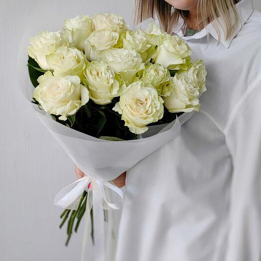 15 белых высоких одиночных роз Мондиаль в упаковке