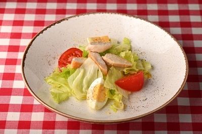 Салат из овощей и куриной грудки