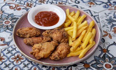 Куриные крылышки с картофелем фри