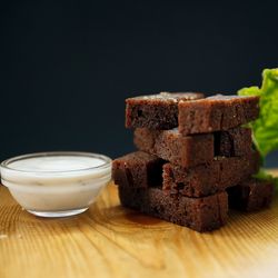 Чесночные гренки с чесночным сосусом