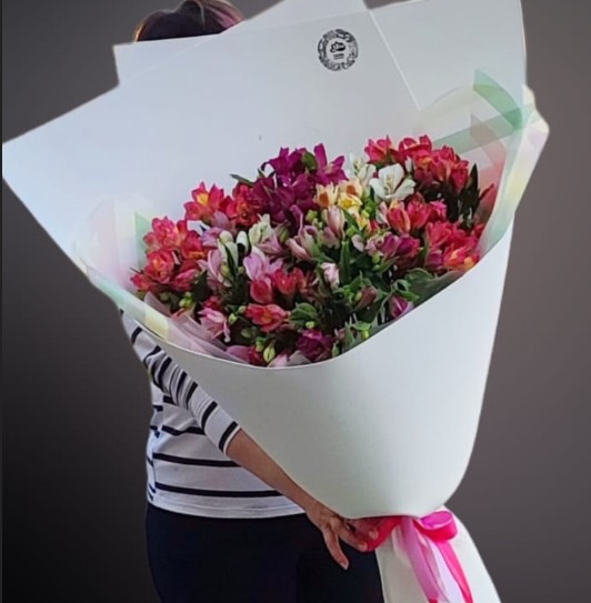 Букет альстромерии