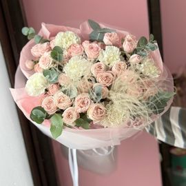 Кустовые пионовидные розы с диантусами и ковылью