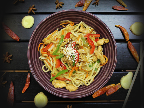 Удон с курицей, карри и кокосовым молоком