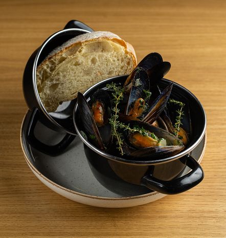 Мидии в винном соусе