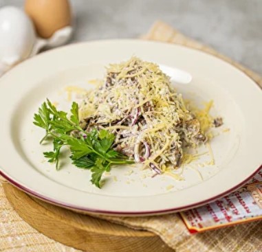 Из говядины с соленым огурцом и грибами