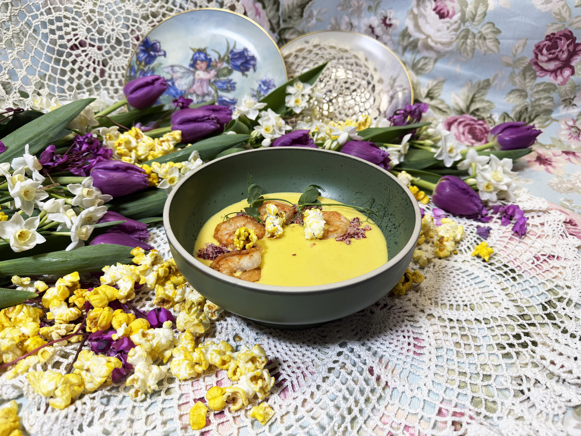 Кукурузный крем-суп с креветками и попкорном