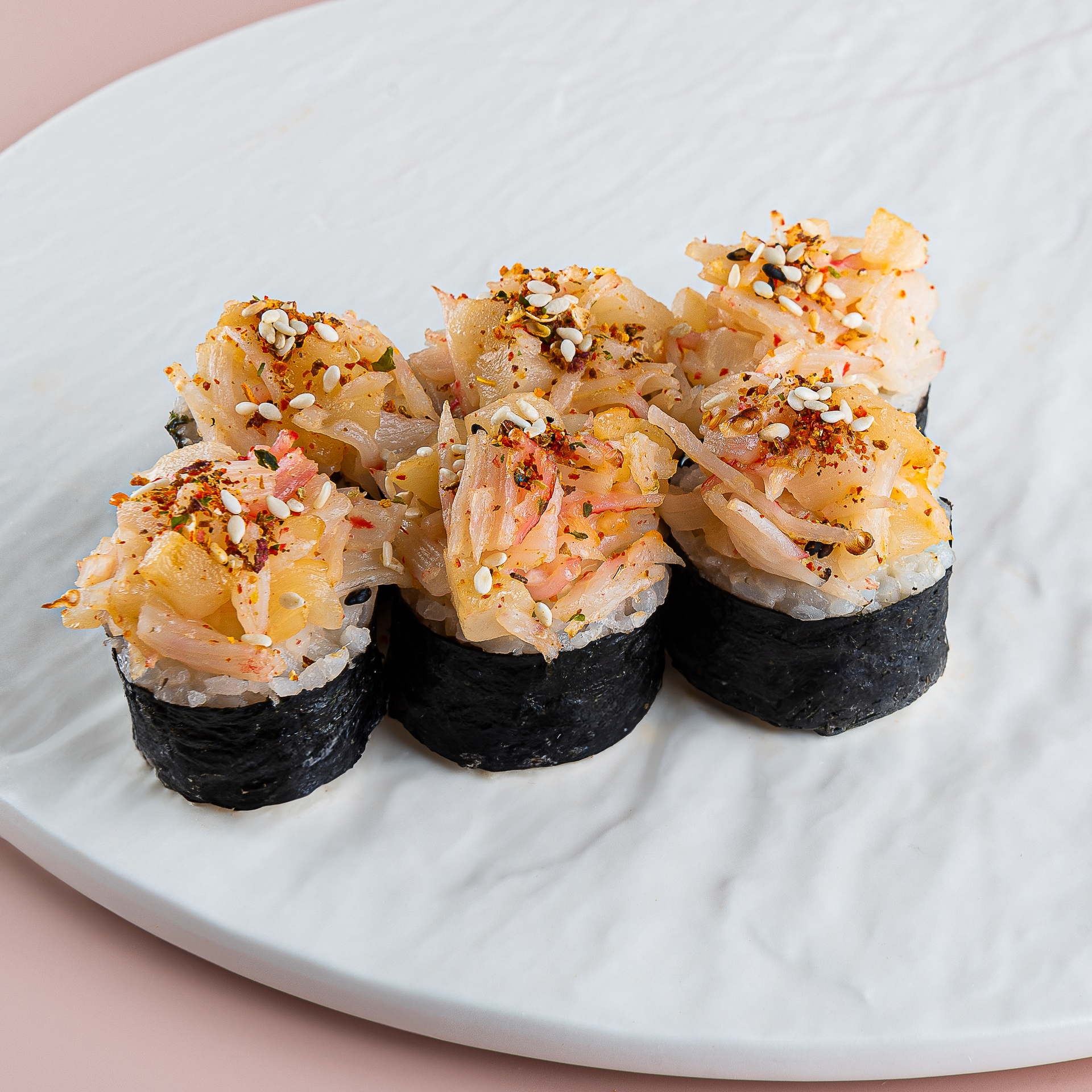 Запеченный ролл с крабом и гребешком