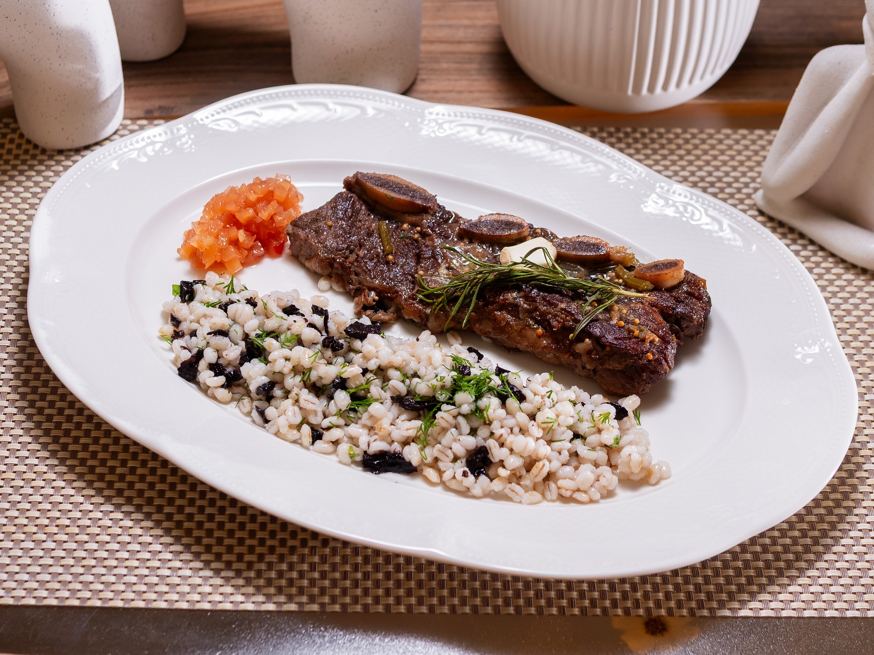 Говяжьи ребра, томленные в пиве, с перловой кашей со сливой и чатни из айвы