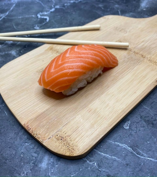 Суши с лососем