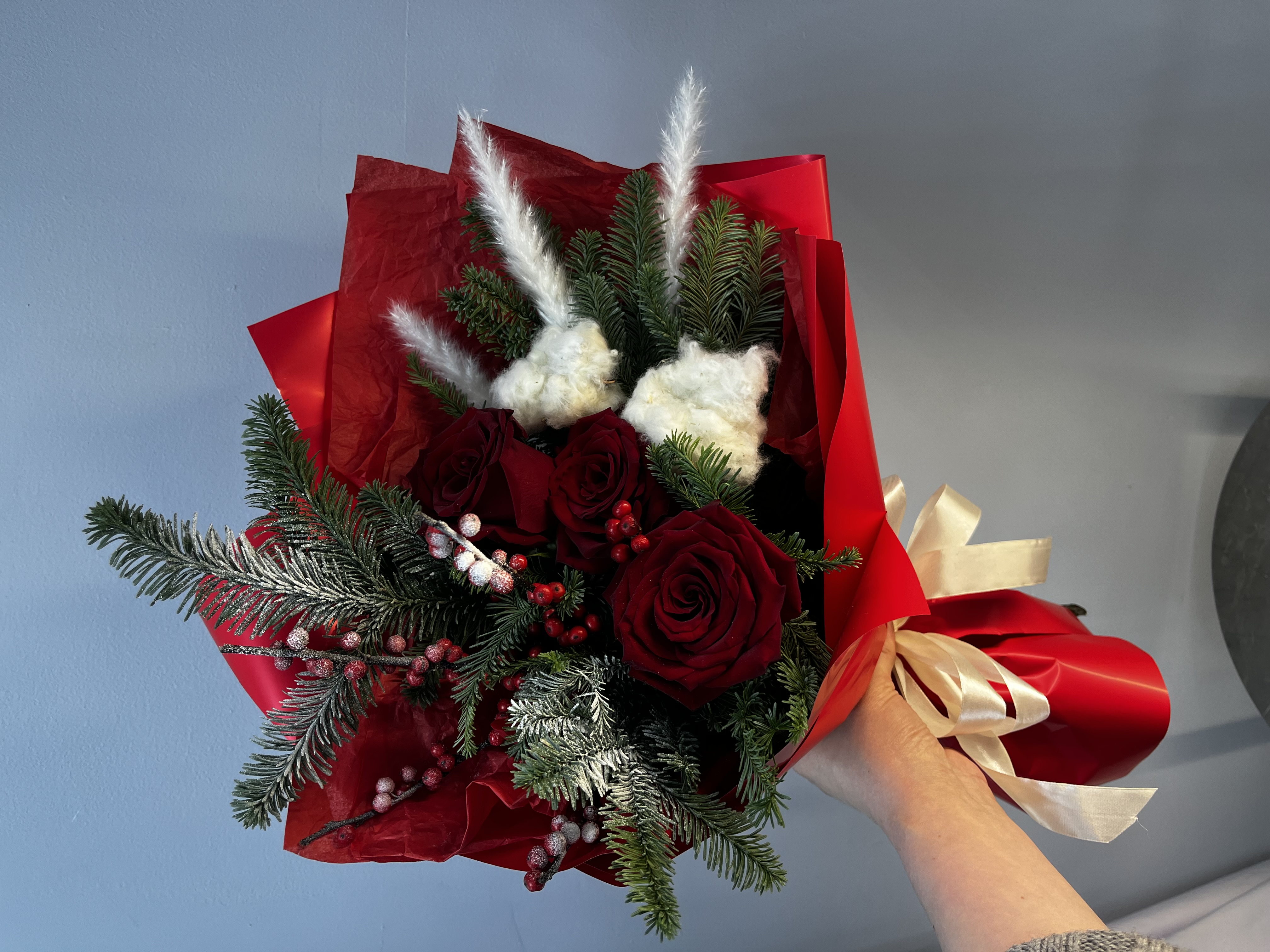 Зимний букет из нобилиса роз и илекса