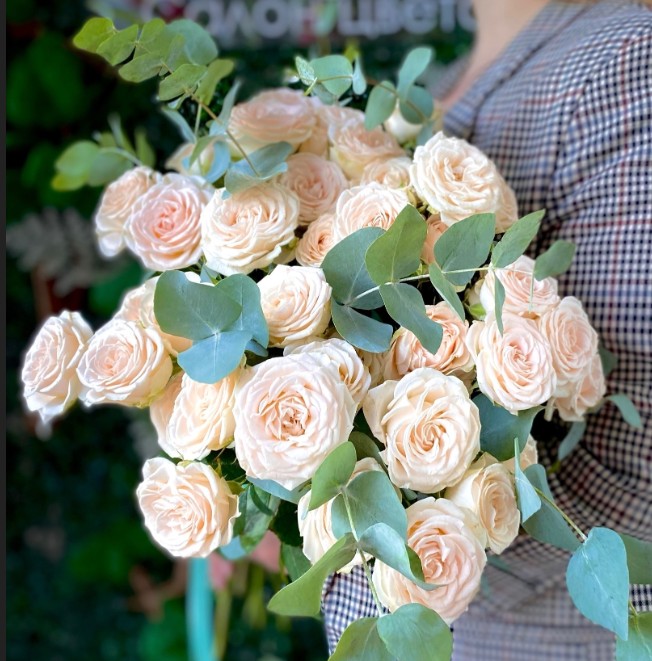 Букет из пионовидной кустовой розы с эвкалиптом