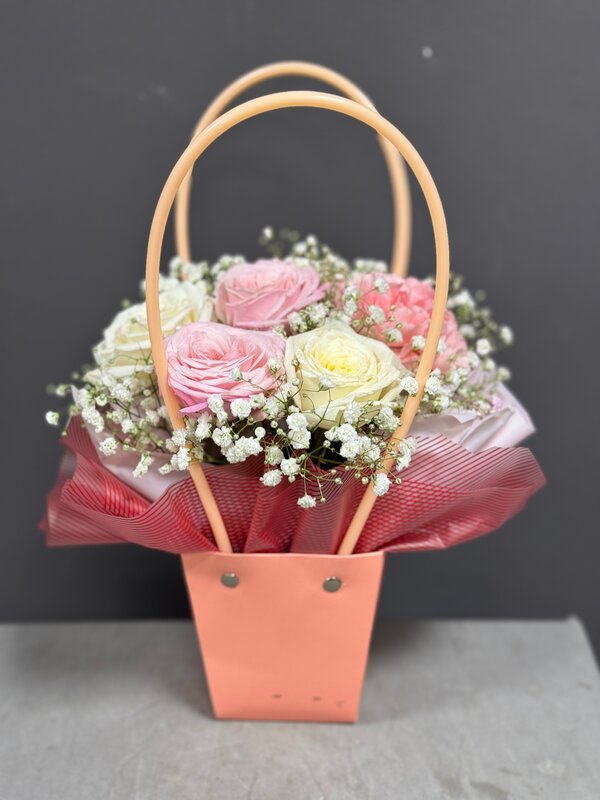 Сумочка из 6 розочек и диантуса с гипсофилой