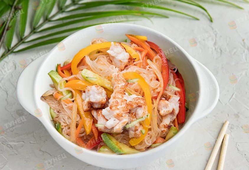 Салат Фунчоза с овощами и курицей