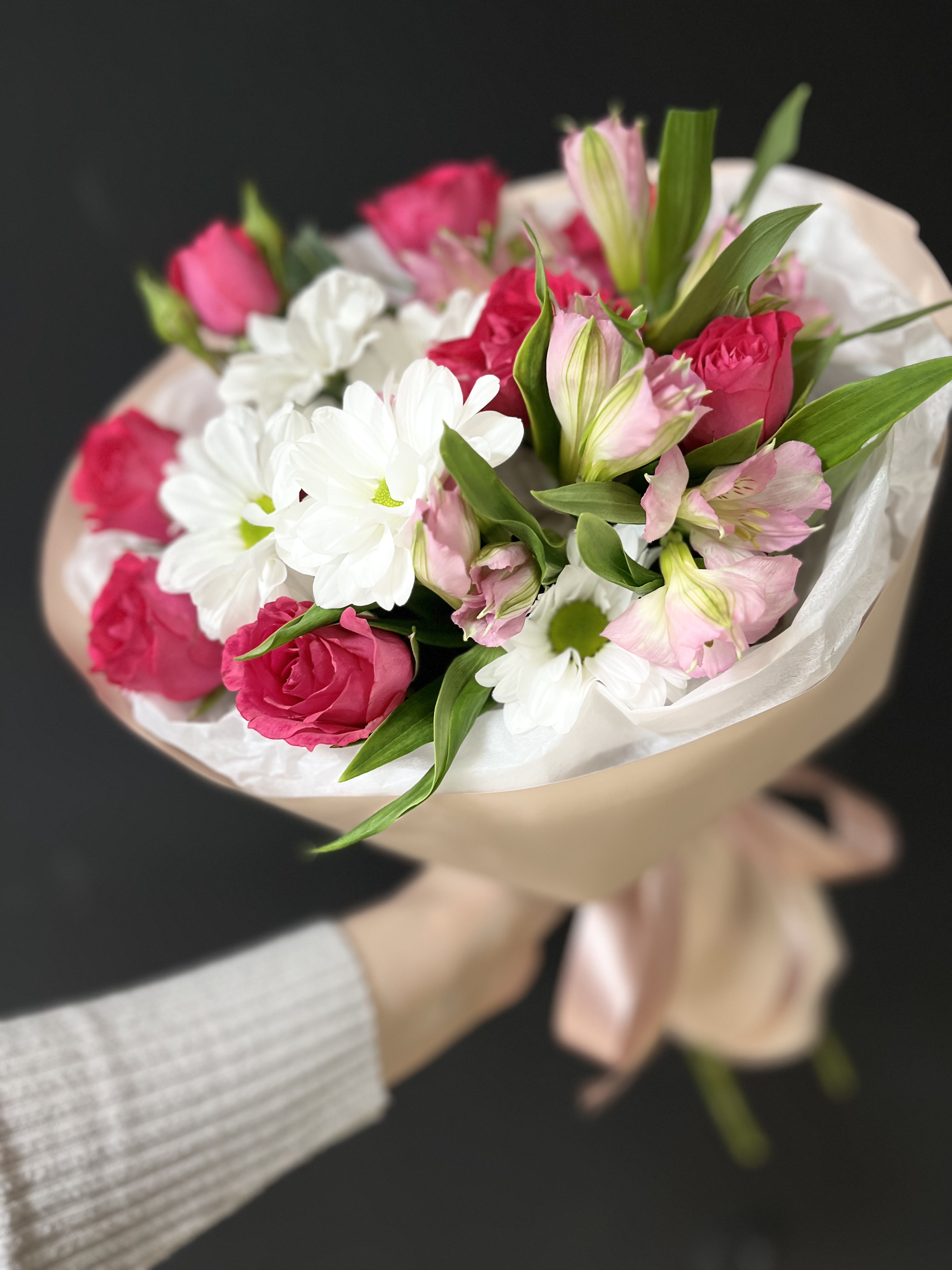 Букет из кустовых роз альстромерии и хризантем 