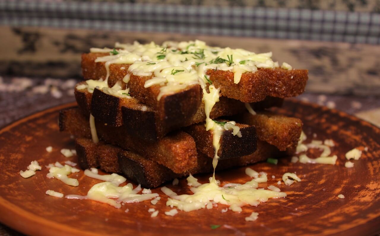 Гренки с сыром и чесночным соусом