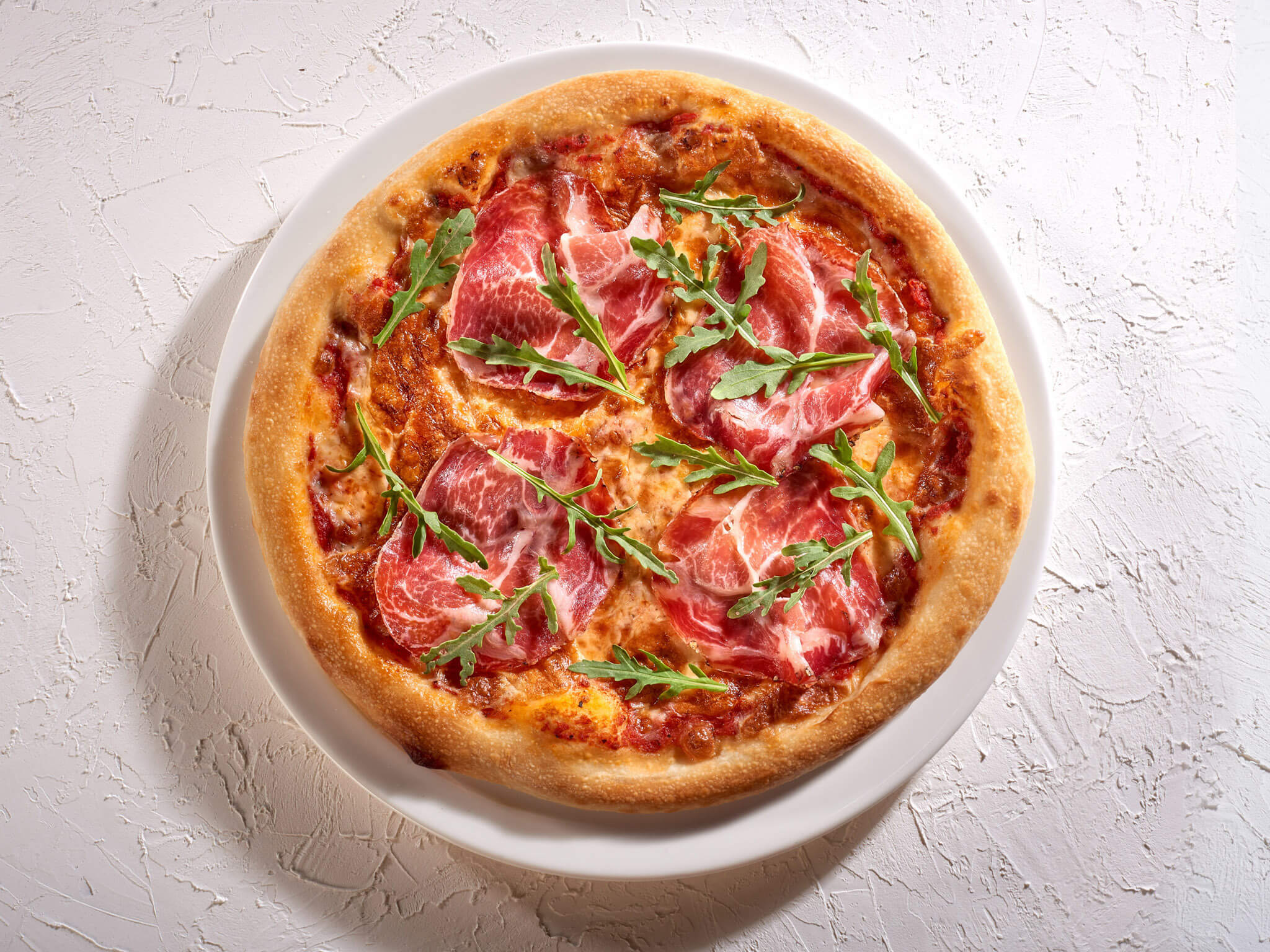 Collo di maiale crudo di coppa e rucola