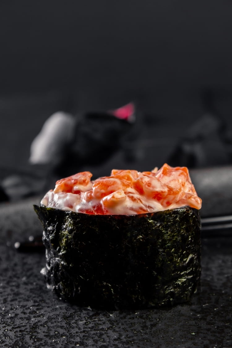 Гункан с лососем