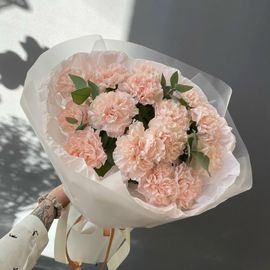 15 кремовых диантусов с эвкалиптом