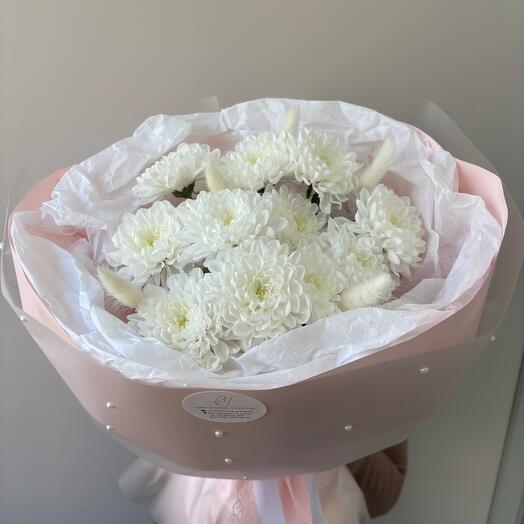 Белые кустовые хризантемы с сухоцветами