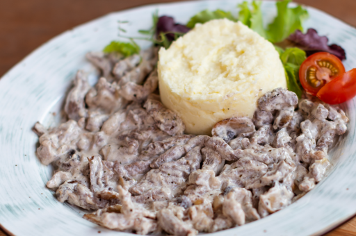 Мясной микс по-строгановски