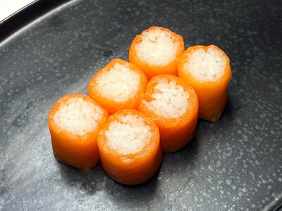 Суши маки с лососем