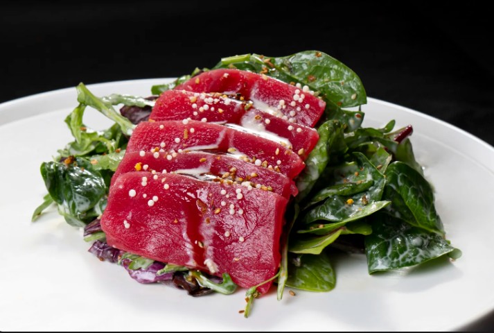 Салат с Тунцом Йеллоуфин и трюфельным соусом