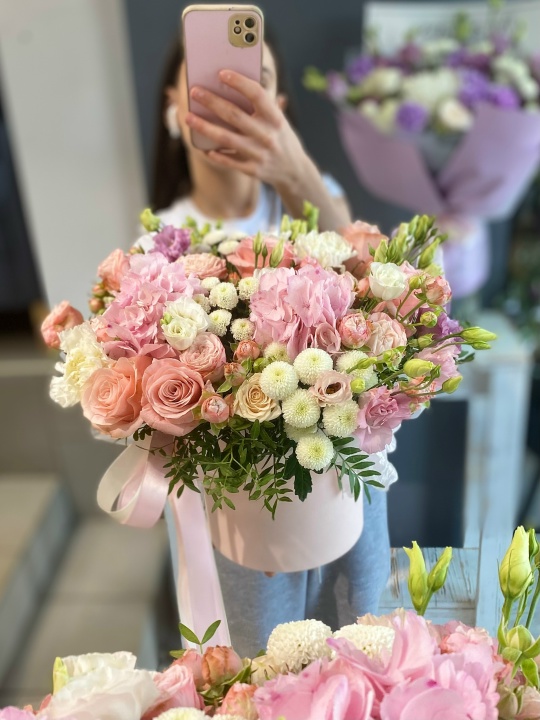 Пышная композиция в шляпной коробочке