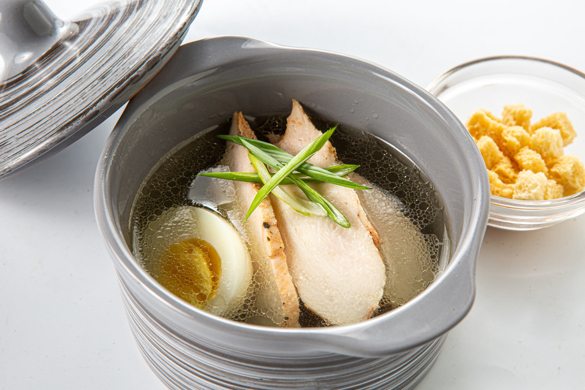 Бульон куриный с яйцом и гренками