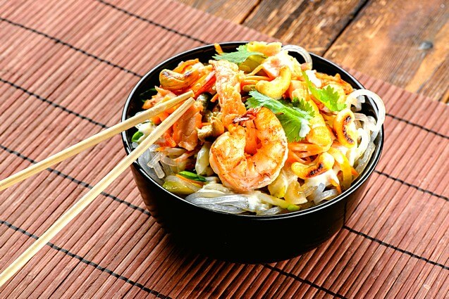 WOK от шефа с лососем и креветкой