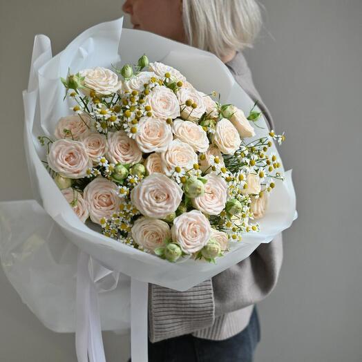 Кустовые розы с ромашками 