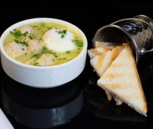 Куриная лапша с яйцом пашот